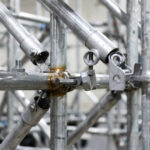 Îmbinări și bolțuri de oțel în schele metalice EGEA - detaliu de precizie industrială