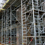 Schele metalice EGEA instalate pe șantier de construcție - structură completă și sigură