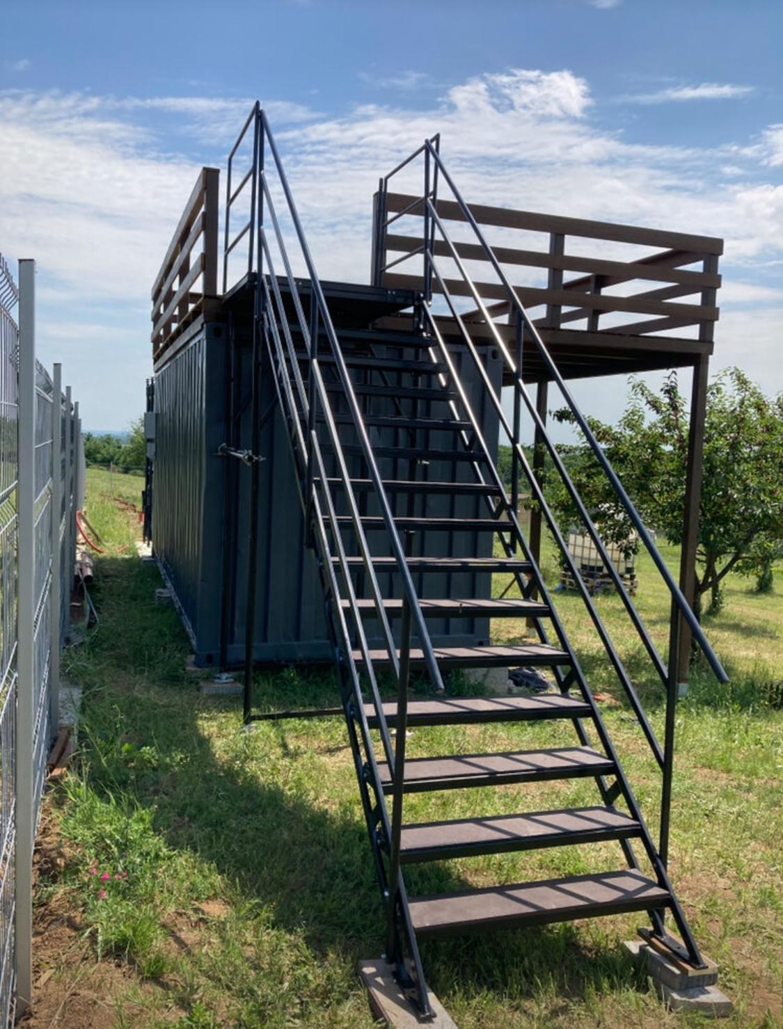 Scară metalică modulară pentru container